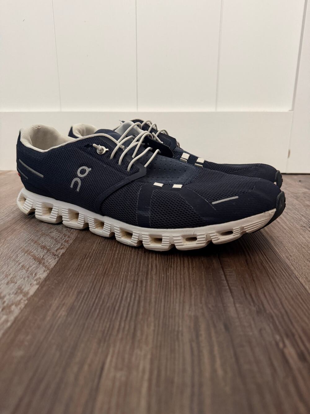 On Cloud 5 men’s navy blue and white CloudTec cushion size 10.5 GUC run walk
